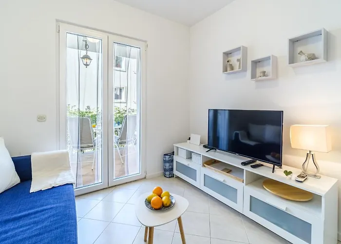 Lexi - Charme Holidays Sutivan