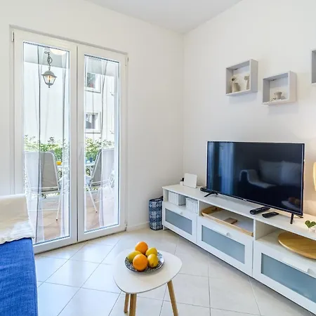 Lexi - Charme Holidays Sutivan