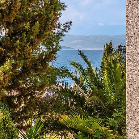 Lexi - Charme Holidays Sutivan